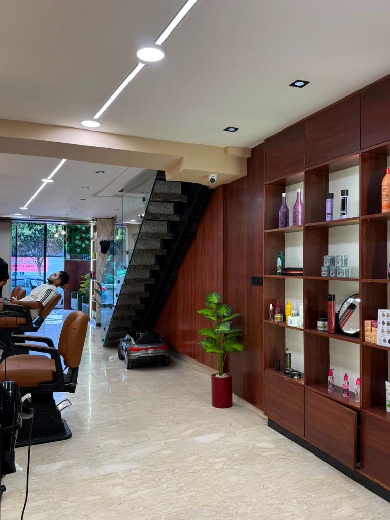 Bar à produits professionnels et boiseries élégantes ANSTIME