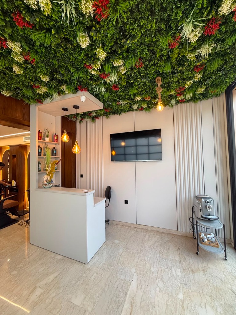 Réception et plafond végétal fleuri ANSTIME Barber