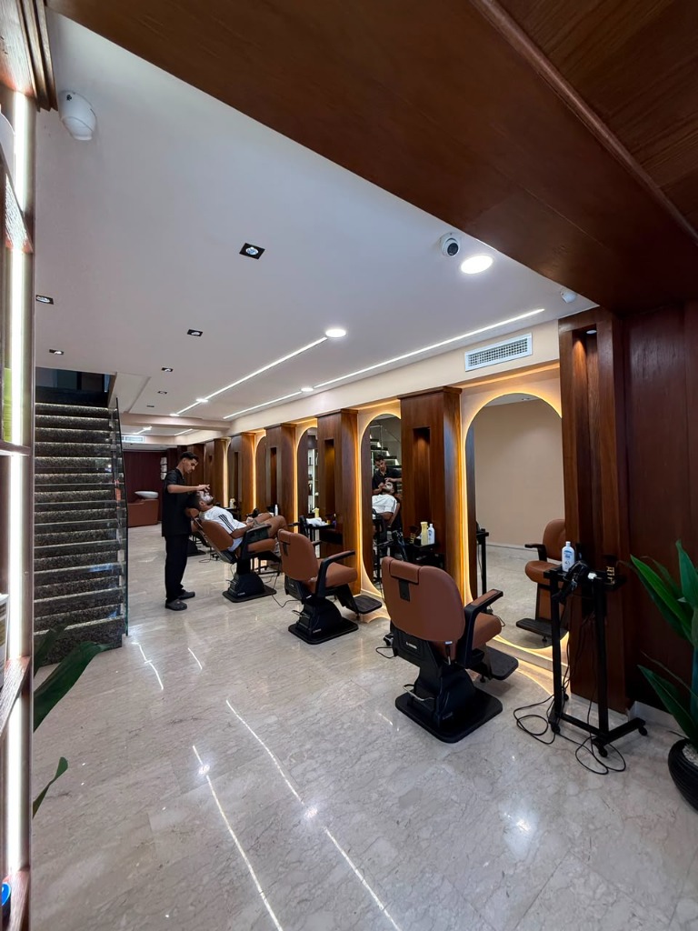 Fauteuils barbier en cuir et postes de coiffure ANSTIME